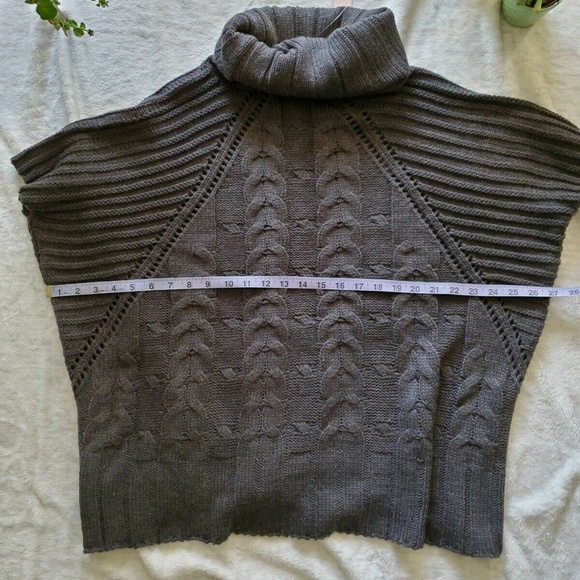 ROMEO & JULIET Short Sleeve Cowl Neck Sweater - Picture 4 of 6
